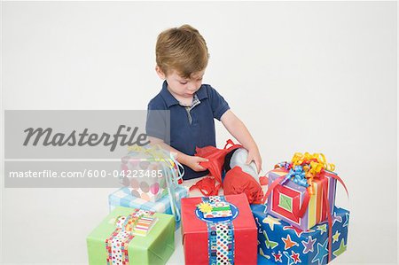 Ouverture du jeune garçon cadeaux d'anniversaire