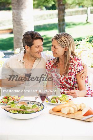Couple, manger à l'extérieur