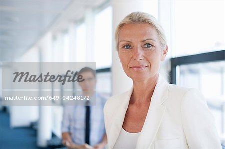 Femme d'affaires souriant au bureau