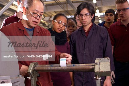 Travailleur à l'aide de rouleaux en usine