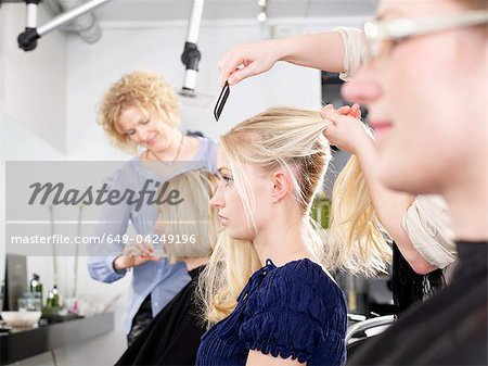 Coiffeur au travail dans le salon