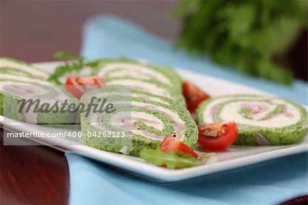 Feinschmecker-Spinat-Rolle mit Knoblauch Käse und Schinken. Flachen dof