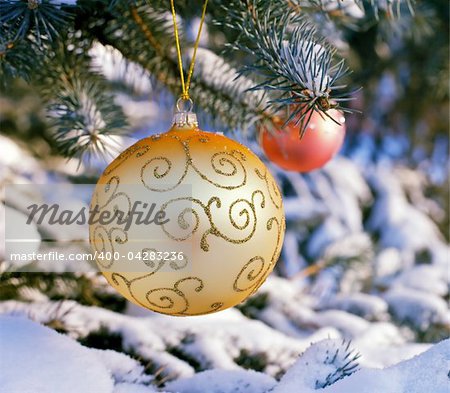 Gold and red balls on a Christmas tree.