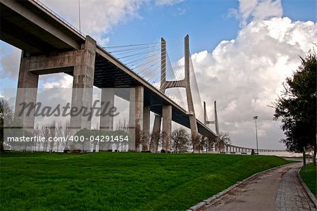 The new highway over the river Tagus in Lisbon, was commissioned in  April 1, 1998 g - to 500-th anniversary of explorer Vasco da Gama  sea route from Europe to India. Bridge - one of several large-scale  construction projects on the Iberian peninsula, made in  commemorate the 500 th anniversary of the discovery of America. The total length of the bridge Vasco da Gama, 17 km