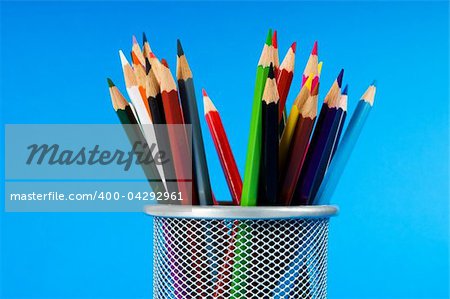 Viele bunte Bleistifte im Hintergrund Farbe