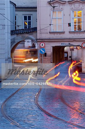 Prag - Autos und Straßenbahnen Unterquerung Gebäude in Mala strana