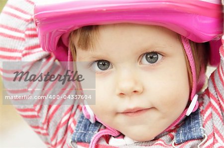 Portrait de petite fille avec un casque de vélo Rose