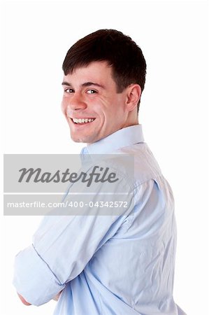 Young handsome man with crossed arms smiles happy at camera Freigestellt auf weißem Hintergrund.