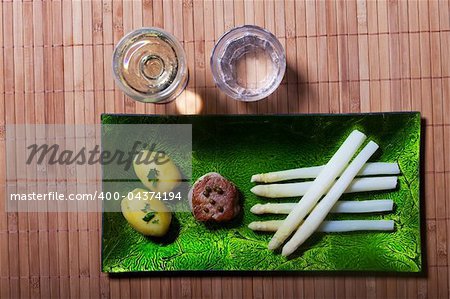 peeled white asparagus on a green plate