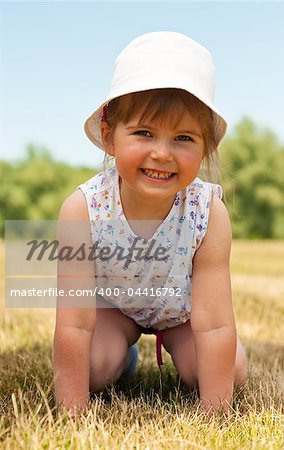 Adorable fillette posant dans le parc