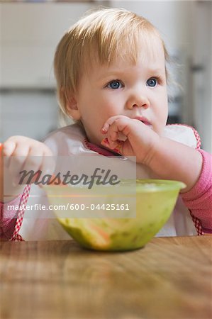 Baby-Mädchen aus Schale essen