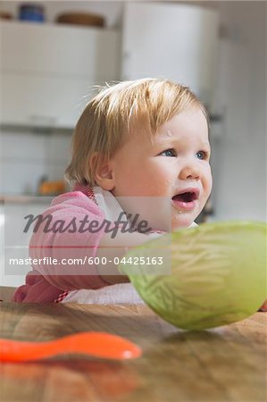 Babymädchen aus Schale essen