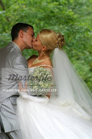 Recently married pair has kissed in park