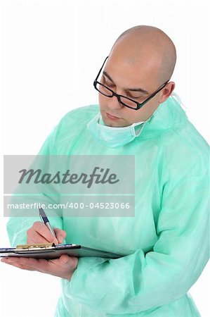 Détails d'un chirurgien avec documents et crayon