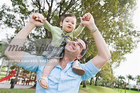 Père de la fille sur les épaules