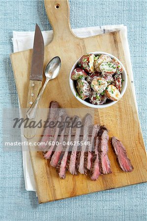 Steak und Kartoffelsalat