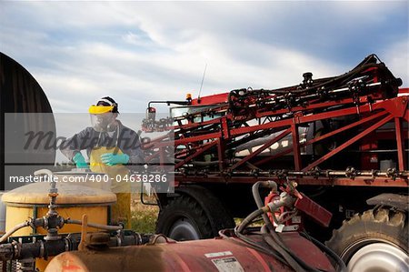 Filling a high clearance spraying with chemical and water