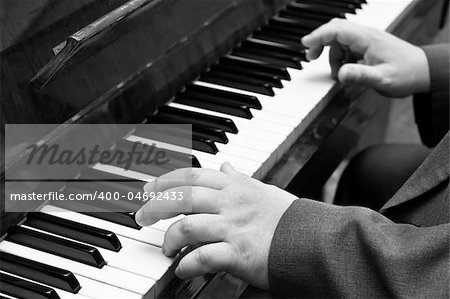 Old jazz musician plays piano