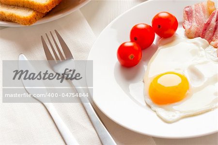 English breakfast with egg, bakon and tomatoes