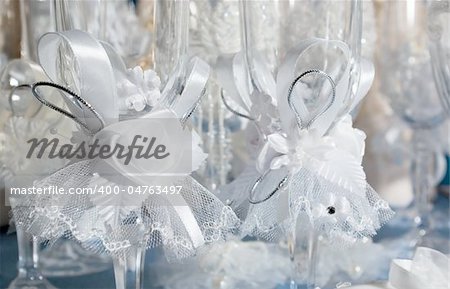 elegant bow adorns the wedding glass