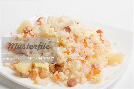 Reis mit Gemüse auf einem Teller weiß isoliert
