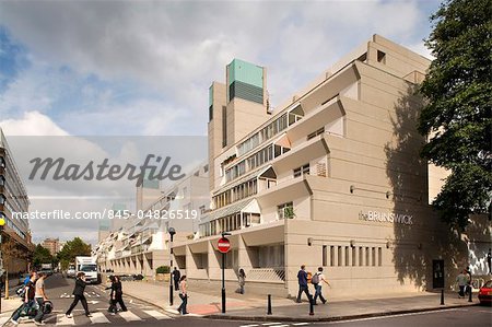 Le Brunswick Centre, Camden, Londres, 1966-71, répertoriés Grade II ; réaménagement 2006. Global. Architectes : Patrick Hodgkinson ; Levitt Bernstein Associates