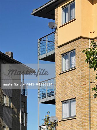 Stonebridge logement Action Trust Estate, London NW10. Coin du bâtiment avec un balcon. Architectes : Sprunt
