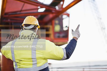 Travailleur à l'aide de talkie-walkie sur plate-forme pétrolière