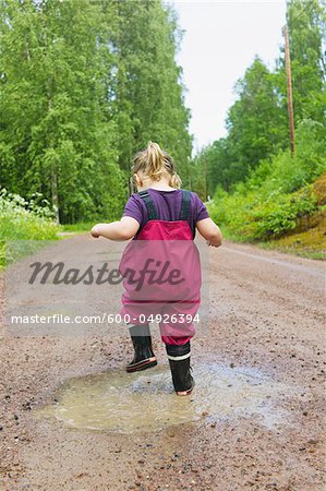 Junges Mädchen spielen in Pfütze, Schweden