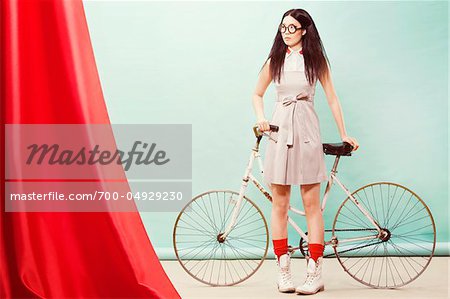 Portrait de jeune femme à vélo