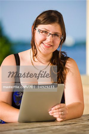 Portrait de femme en utilisant iPad