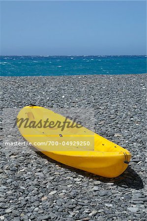 Bateau jaune sur la plage