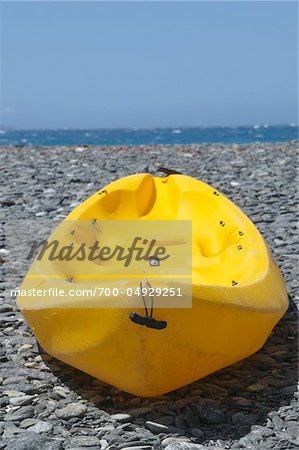 Bateau jaune sur la plage