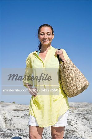 Femme avec sac de plage, sourire, portrait