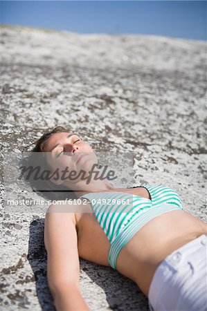 Femme couchée sur le rocher