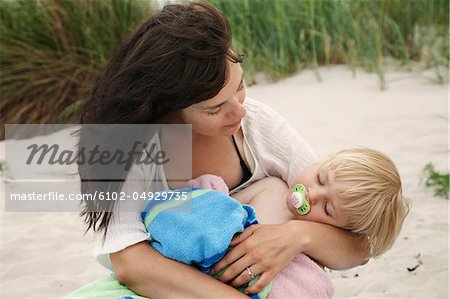 Mère et fille, assis sur la plage