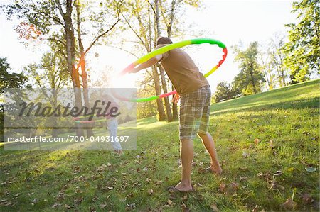 Zwei Menschen spielen mit Hula Hoops im Park