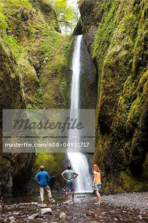 Les gens randonnée et en regardant cascade, Oneonta Gorge, Oregon, Etats-Unis