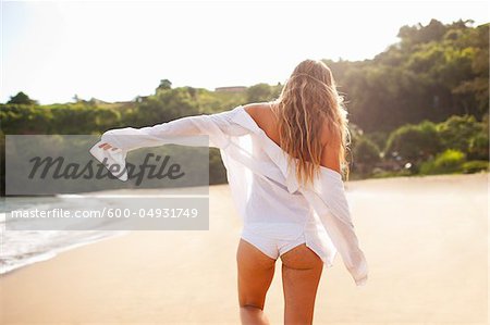 Femme sur la plage, rive-nord, Kauai, Hawaii, USA