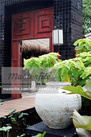 Large pottery vase at the entrance to a restaurant - Asian decors.