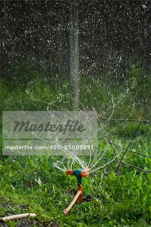 Rotating irrigation system throwing water drops away