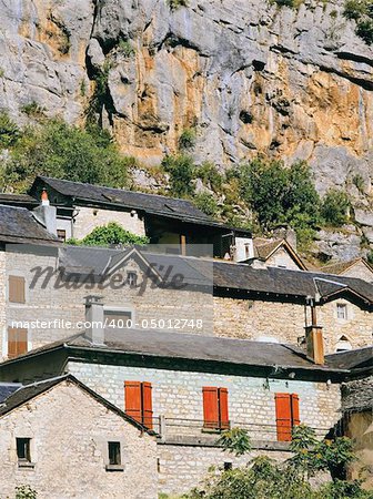 houses built along the steep sides of the gorge du tarn la malene lozere languedoc-roussillon france europe
