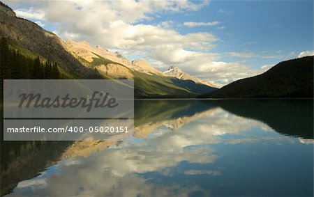 Réflexion de sauvagine Lake en Alberta
