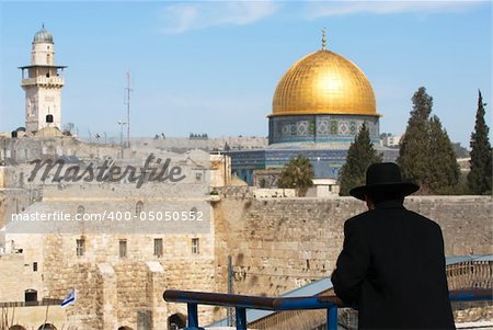 Jew looking down on the wailing wall and the mosque of Al-aqsa