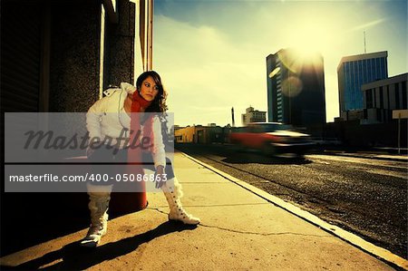 Femme assez hispanique au coucher du soleil, en milieu urbain