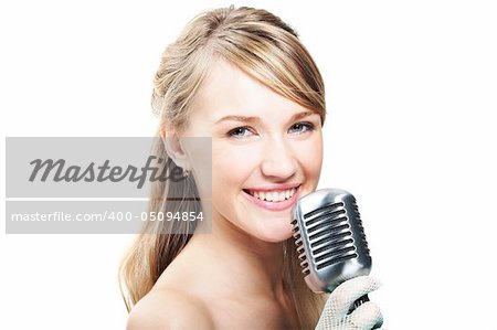 Très jeune fille chantant dans le microphone rétro, isolé sur fond blanc
