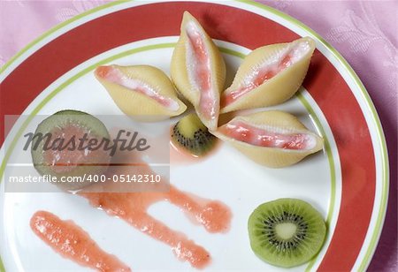 Pasta shells with kiwi fruit and cheese