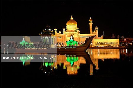 Omar Ali Saifuddin Mosque in Brunei Darulsalam at night