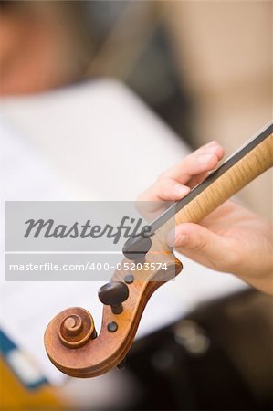 womens hand on the neck of violin