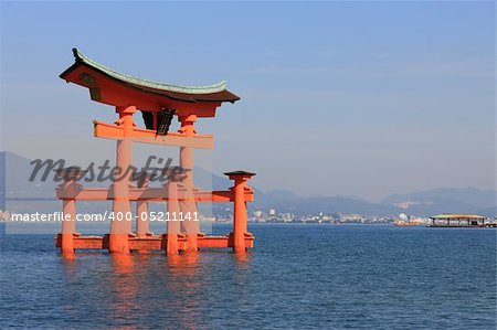 Monde célèbre shintoïste dans la mer du Japon
